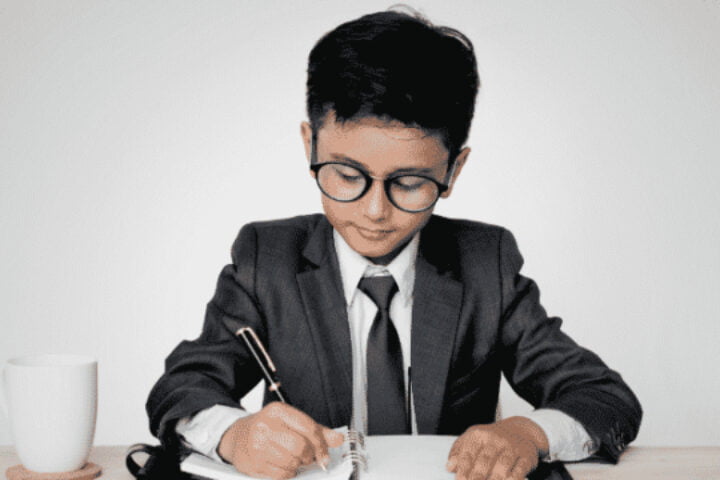 best-english-speaking-course-callens-institute girl standing at the french language course in delhi